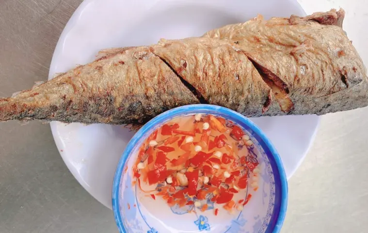 Hình ảnh Cơm cá nục chiên giòn