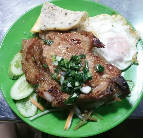 Hình ảnh Cơm sườn chả ốp la