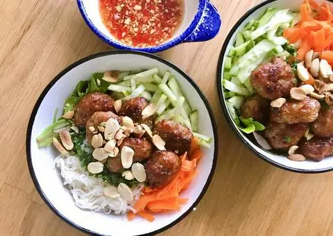 Hình ảnh Bún thịt viên nướng