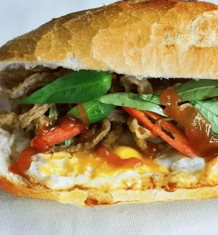 Hình ảnh Bánh mì chả trứng