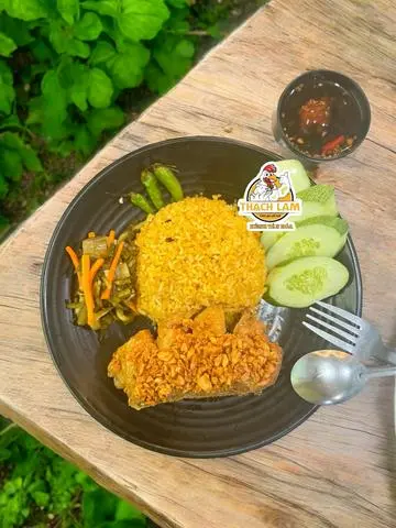 Hình ảnh Cơm gà mắm tỏi - má đùi lớn