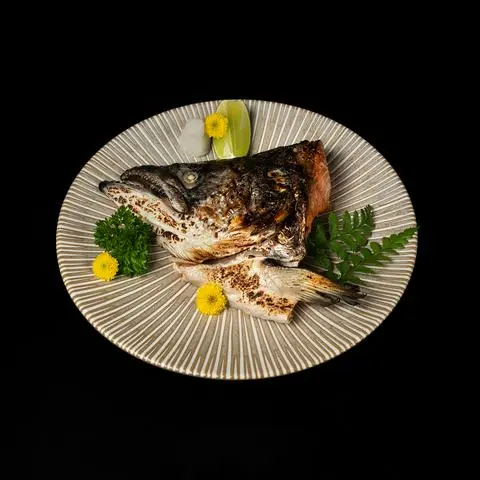 Hình ảnh Đầu cá hồi nướng muối - salt - grilled salmon head - ya27