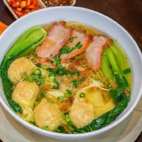 Hình ảnh Mì hoành thánh xá xíu - char siu and wonton with egg noodle soup