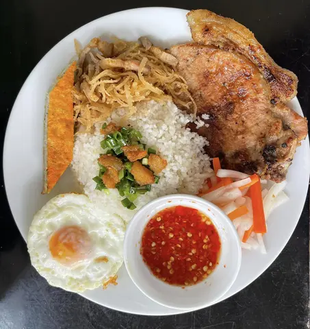Hình ảnh Cơm tấm sườn chả trứng