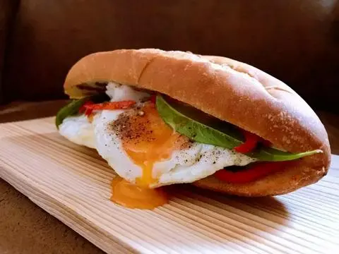 Hình ảnh Bánh mì chả trứng
