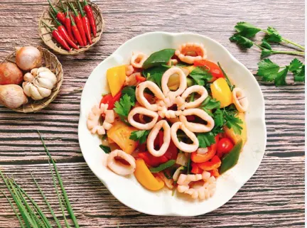 Hình ảnh Mực ống xào thơm cà