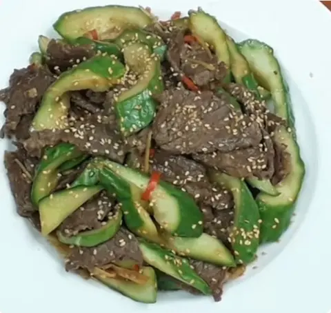 Hình ảnh Cơm gân bò xào dưa leo