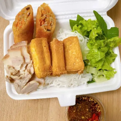 Hình ảnh Bún đậu thịt luộc chả giò