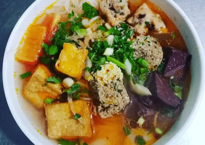 Hình ảnh Bún - riêu cua - chả cây - chả cá - thịt - đậu - huyết - cà chua