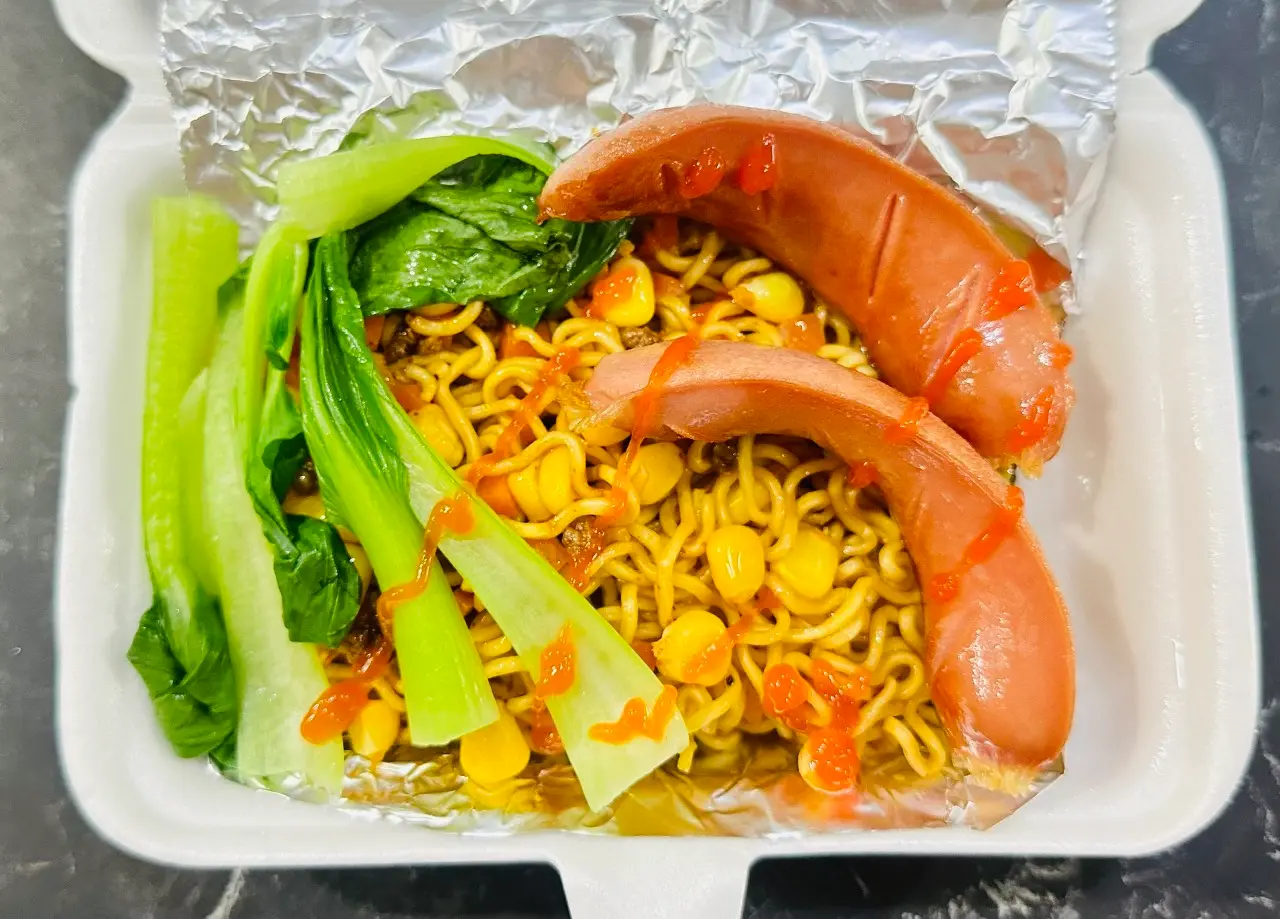 Hình ảnh Mì trộn xúc xích