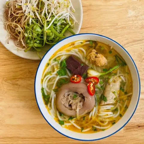 Hình ảnh Bún bò giò - chả cây - chả cua