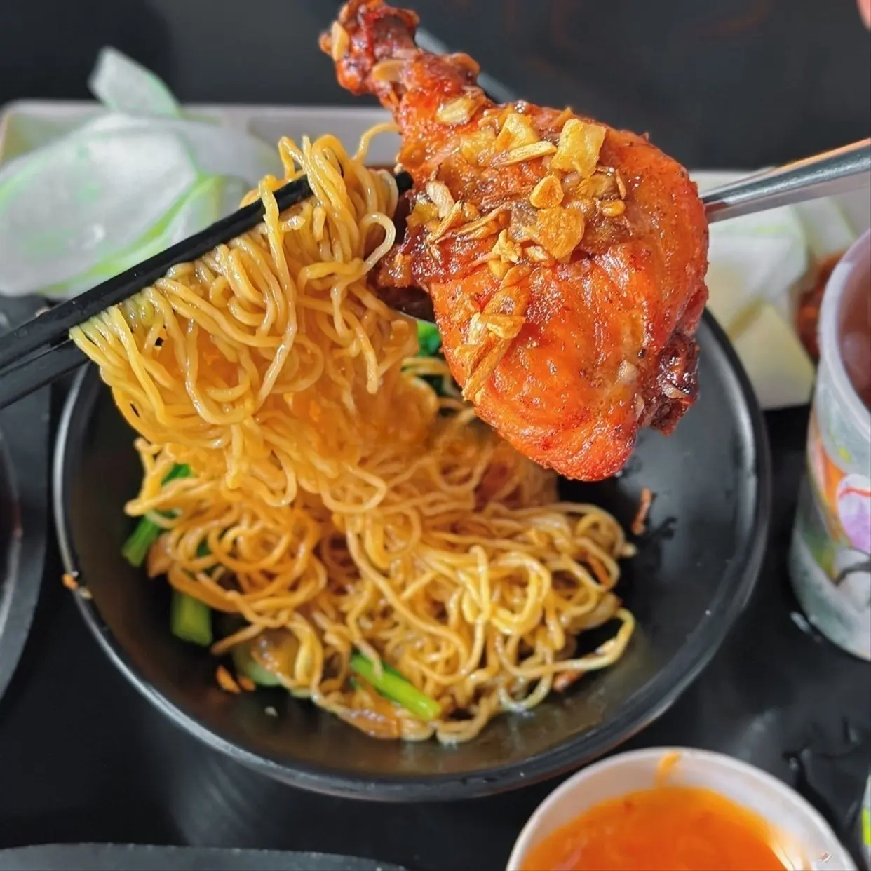 Hình ảnh Mì đùi gà sốt xì dầu khô