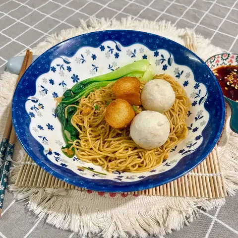 Hình ảnh Mì gói trộn chả cá sò điệp - chả cá trứng cút