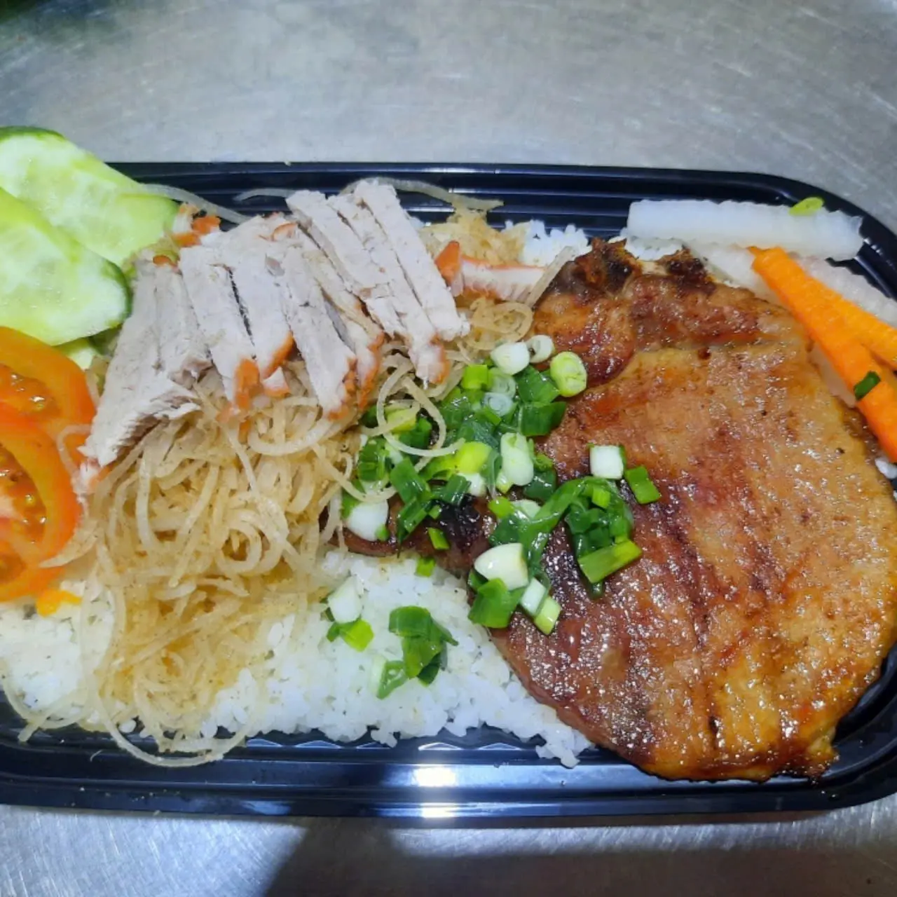 Hình ảnh Cơm sườn bì ( tặng canh )