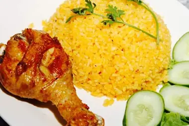 Hình ảnh Cơm gà xối mỡ đùi tỏi