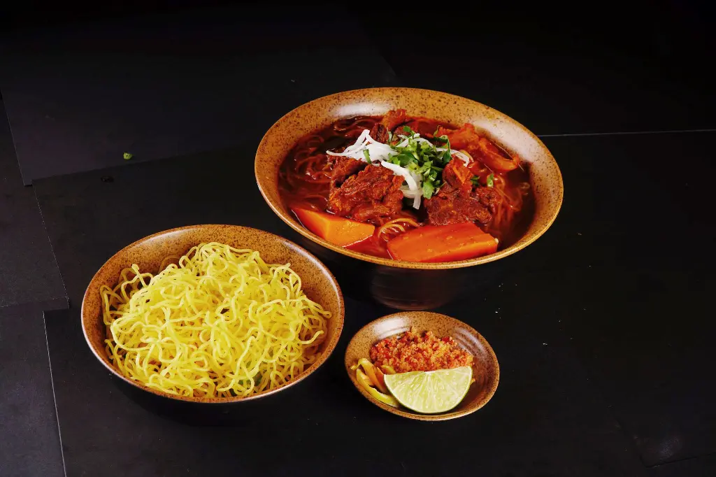 Hình ảnh Hủ tiếu mì bò kho / Beef stew with rice noodles - yellow noodles