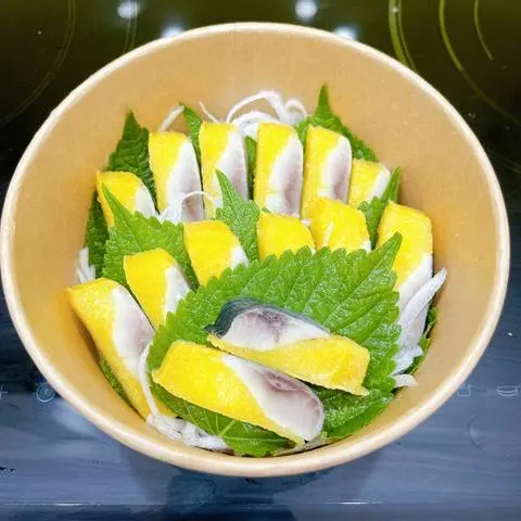Hình ảnh Sashimi cá trích ép trứng vàng 15-16 miếng (160g)