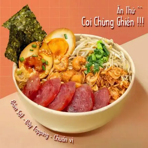 Hình ảnh Mì trộn tóp mỡ lạp xưởng chiên