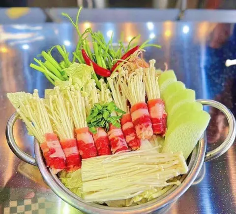 Hình ảnh Lẩu bò cuộn nấm kim châm