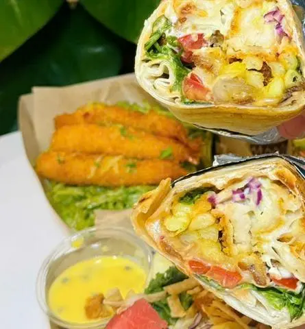 Hình ảnh Bánh tortilla cuộn gà chiên sốt hồng