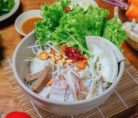 Hình ảnh Bún tai heo - heo quay mắm nêm