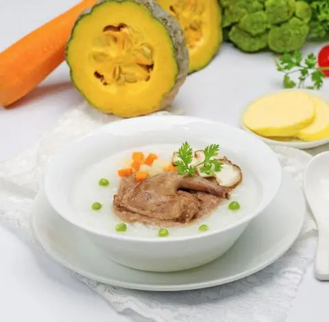 Hình ảnh Cháo chim cút hầm táo đỏ