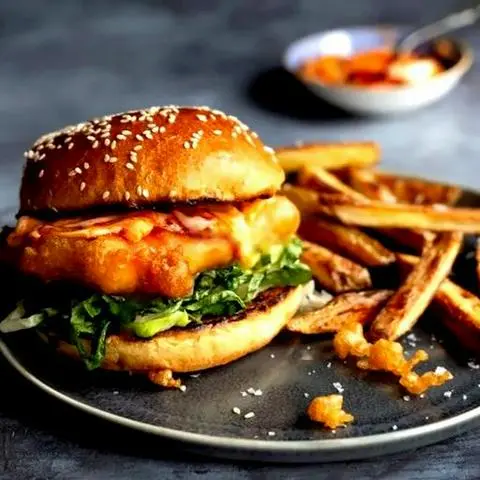 Hình ảnh BURGER GÀ GIÒN XÚC XÍCH ĐỨC TRỨNG PHÔ MAI