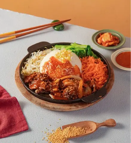 Hình ảnh Cơm heo chảo nóng