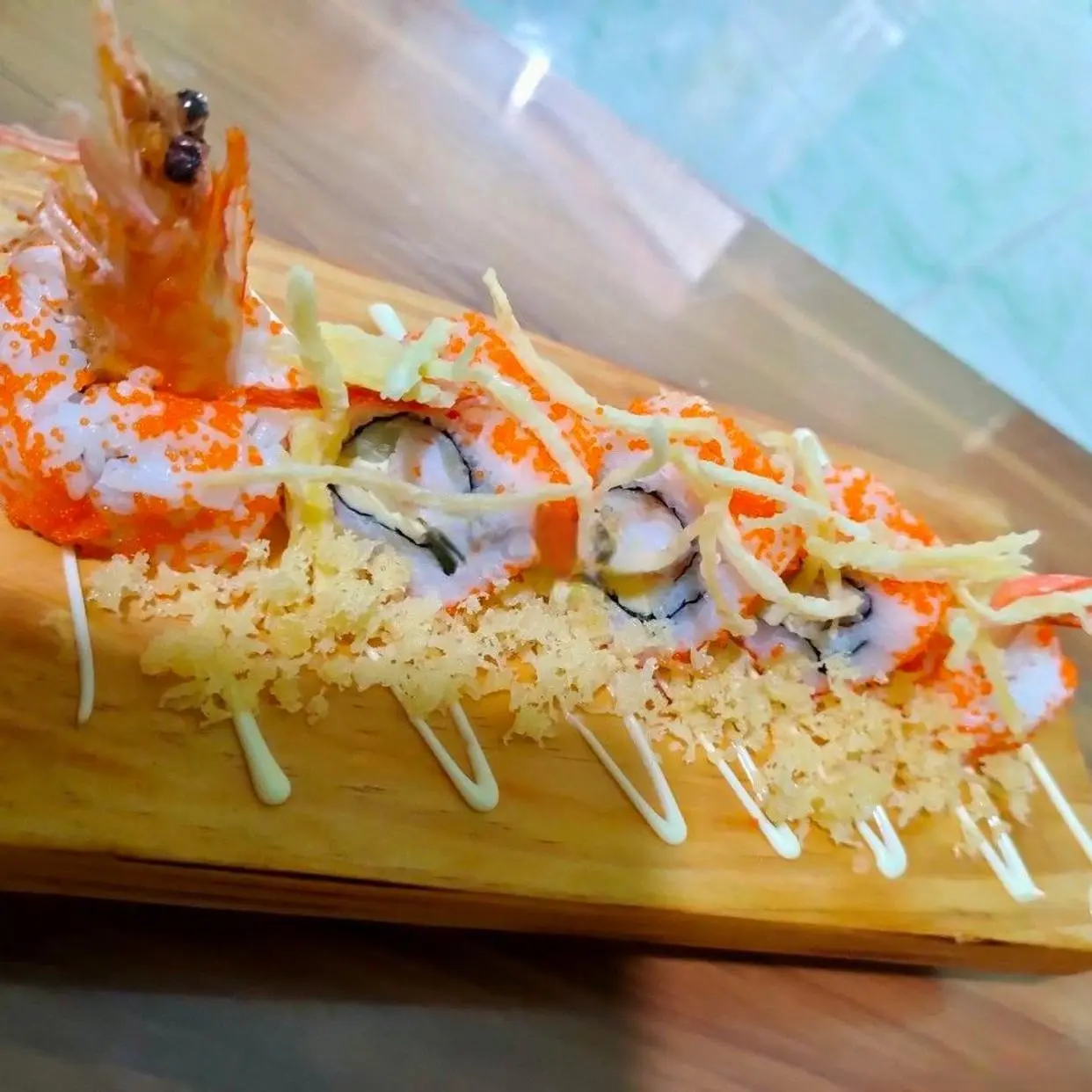 Hình ảnh Crunch Roll (Tôm Chiên Cuộn Thanh Cua; Lăn Trứng Tobiko Bên Ngoài)
