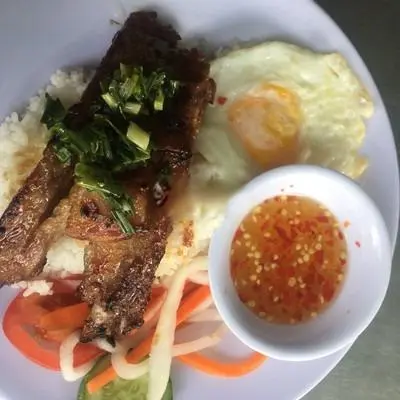 Hình ảnh Cơm sườn nướng mật ong - ốp la