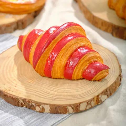 Hình ảnh Bánh croissant đỏ