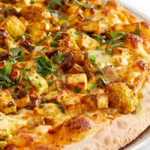 Hình ảnh Pizza gà cà ri - Chicken curry sourdough pizza