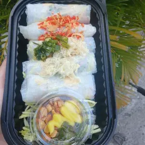 Hình ảnh Bánh tráng cuộn sốt bò