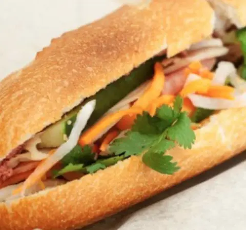 Hình ảnh Bánh mì thịt lụi xiên que - trứng