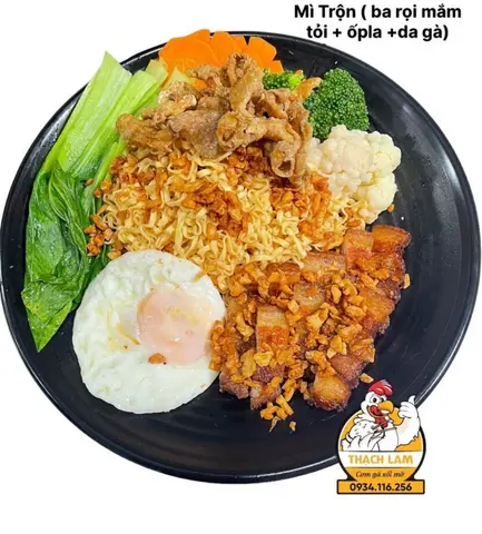 Hình ảnh Mì trộn ba rọi mắm tỏi - ốp la - da gà