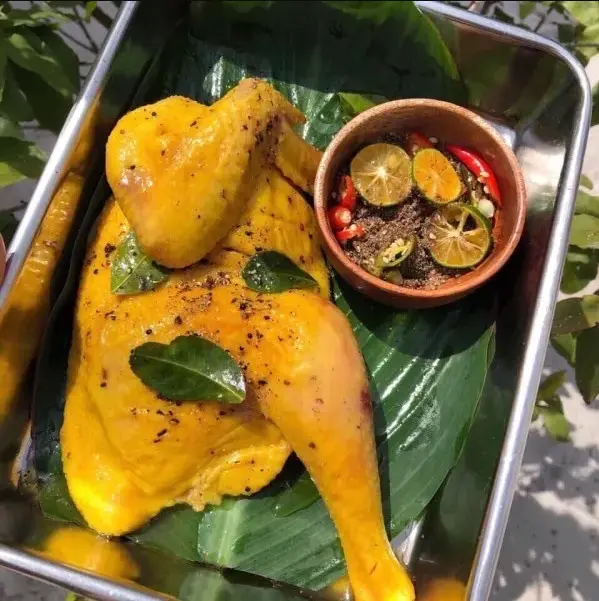 Hình ảnh Gà ủ muối hoa tiêu nửa con - không đầu