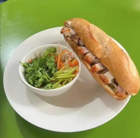 Hình ảnh Bánh mì heo quay ba rọi