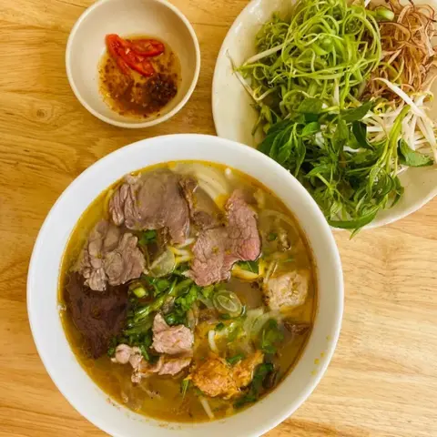 Hình ảnh Bún bò tái - nạm - chả cây - chả cua