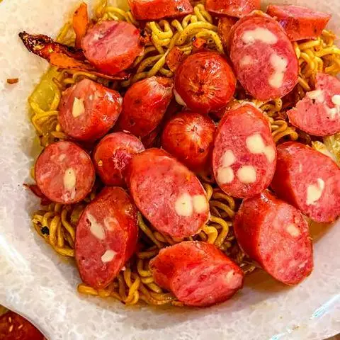 Hình ảnh Mì xào xúc xích phô mai
