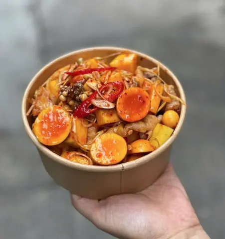 Hình ảnh Chân gà rút xương mix trứng non sốt thái
