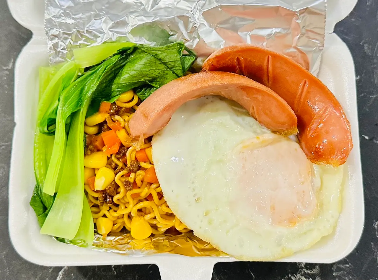 Hình ảnh Mì trộn trứng - xúc xích