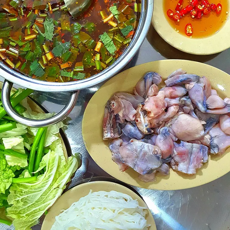 Hình ảnh Lẩu ếch lá giang