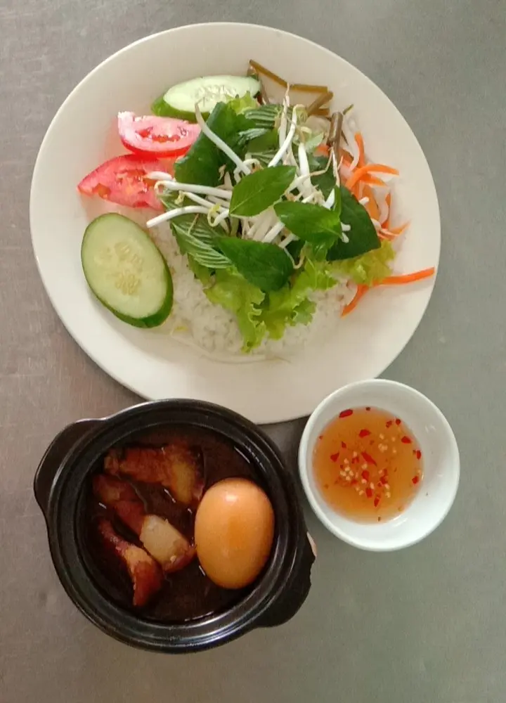 Hình ảnh Cơm tấm thịt kho trứng