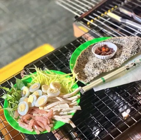 Hình ảnh Bánh tráng chấm mắm ruốc