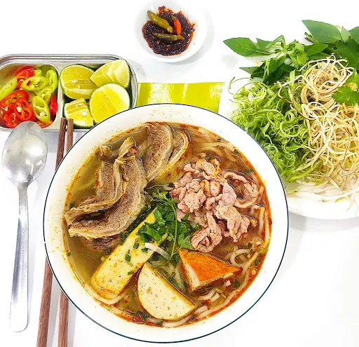Hình ảnh Bún bò tái chả nạm