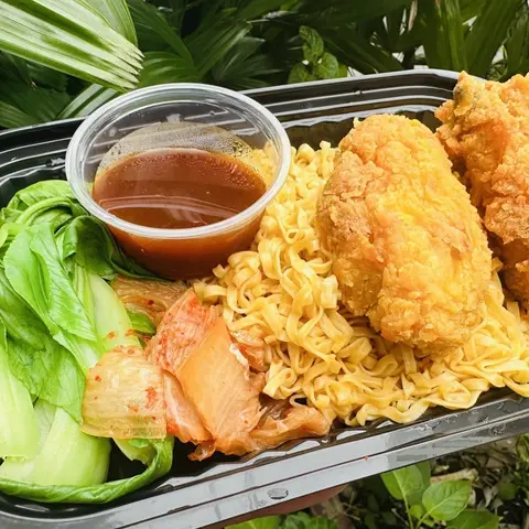 Hình ảnh Mì trộn cánh gà khúc giữa sốt cay