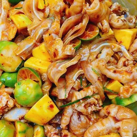 Hình ảnh Tai heo mix chân gà rút xương sốt thái