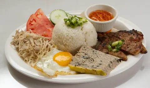 Hình ảnh Cơm tấm sườn bì chả ốp la