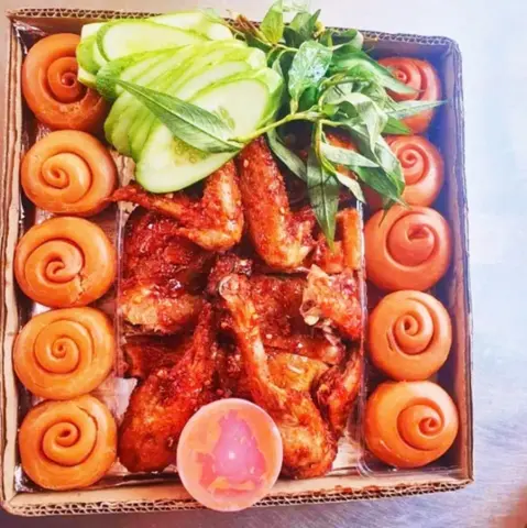 Hình ảnh Gà kèm 10 bánh