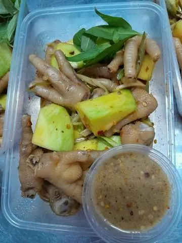 Hình ảnh Chân gà sốt Thái hộp nhỏ 400gr